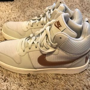 Nike women’s court borough mid!